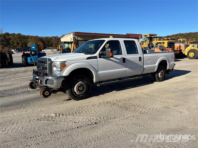 Ford F-250 XL 4x4 Crew Cab Pickup Outros