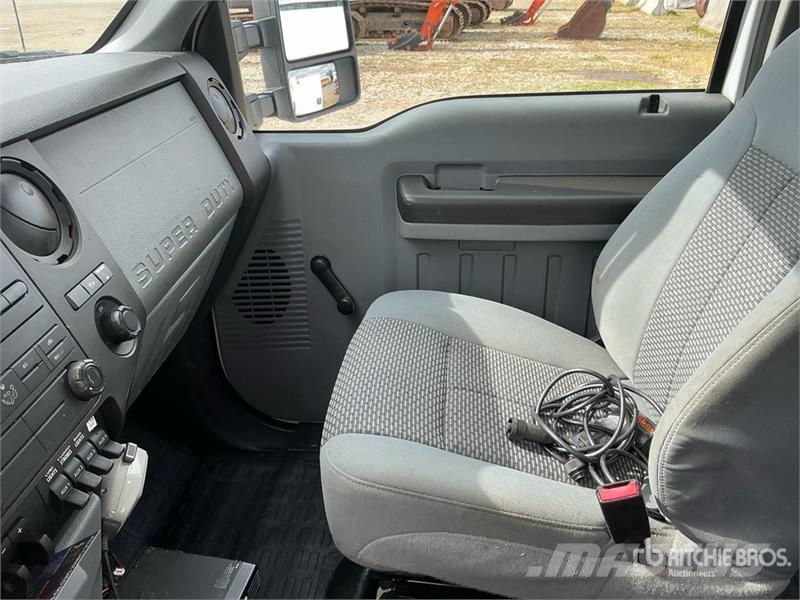 Ford F-250 XL 4x4 Extended Cab Utility Truck Prekucniki