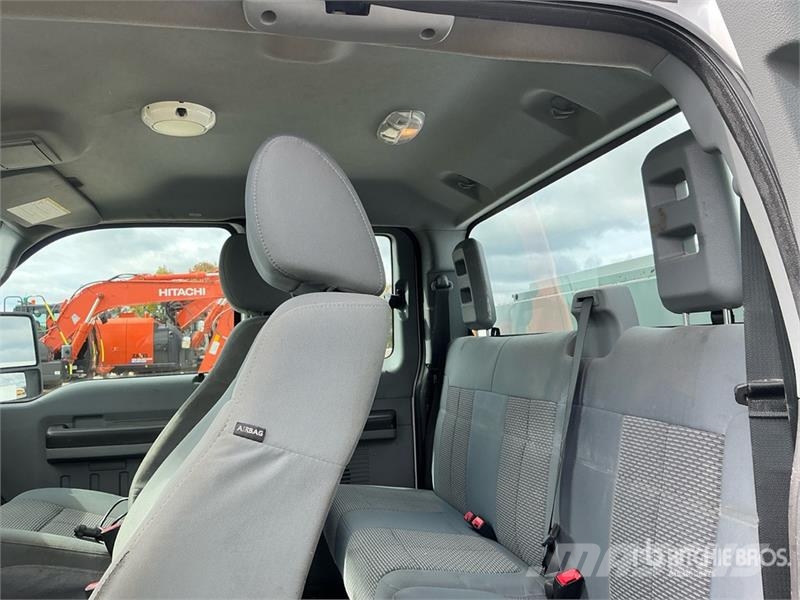 Ford F-250 XL 4x4 Extended Cab Utility Truck Prekucniki