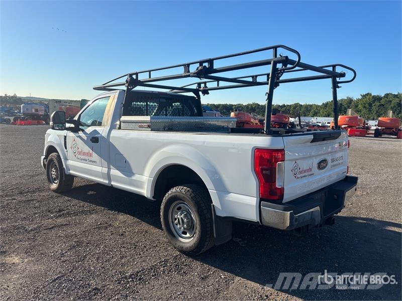 Ford F-250 XL 4x4 Pickup 其他