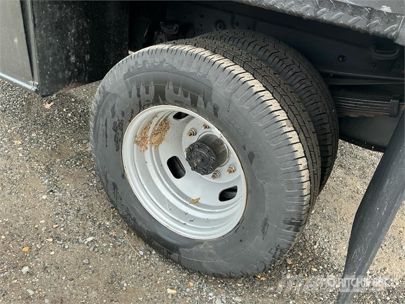 Ford F-350 Tovornjaki s kesonom/platojem