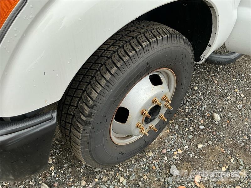 Ford F-350 Tovornjaki s kesonom/platojem