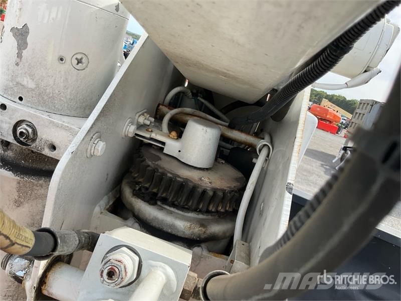 Ford F-350 4x4 Crew Cab LiftMoore 2700AR truck crane Pi Otros
