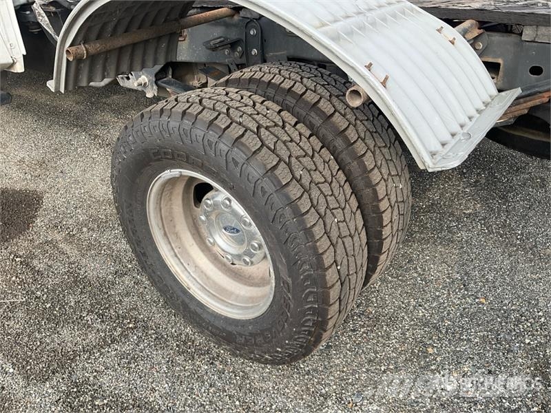 Ford F-350 4x4 Crew Cab Versatile Hauler Truck Ciągniki siodłowe