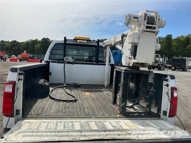 Ford F-350 4x4 Crew Cab LiftMoore 2700AR truck crane Pi Otros