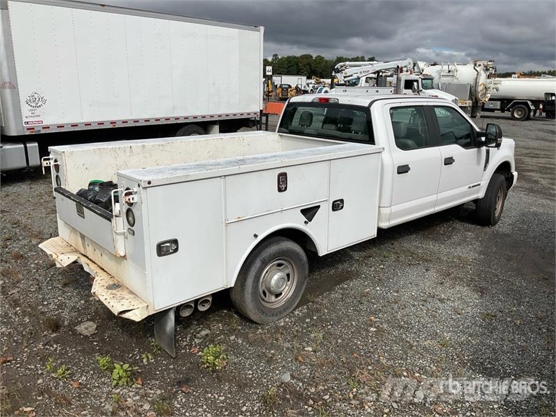 Ford F-350 4x4 Crew Cab Utility Truck Madelkaubikud