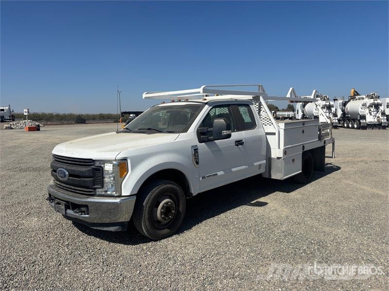 Ford F-350 XL 4x2 Extended Cab Flatbed Truck 平ボディー