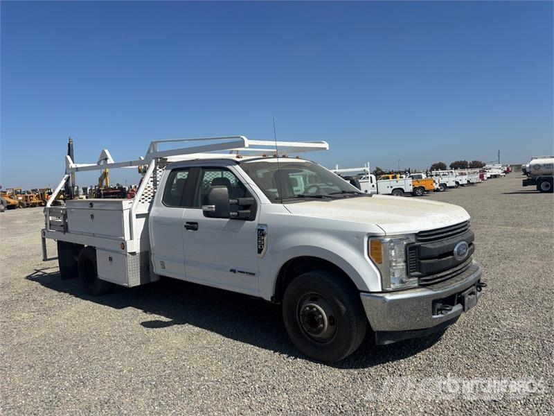 Ford F-350 XL 4x2 Extended Cab Flatbed Truck 平ボディー
