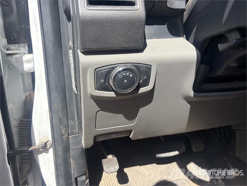 Ford F-350 XL 4x2 Extended Cab Flatbed Truck 平ボディー