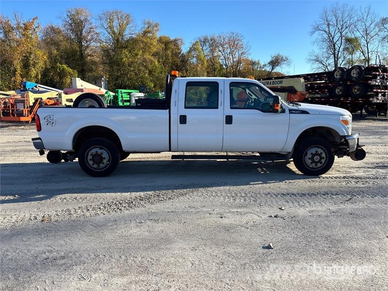 Ford F-350 XL 4x4 Crew Cab Pickup Outros