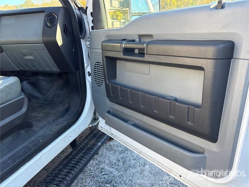 Ford F-350 XL 4x4 Crew Cab Pickup Outros