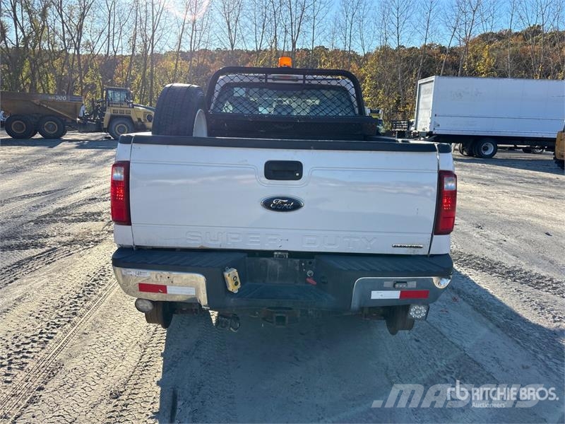 Ford F-350 XL 4x4 Crew Cab Pickup Outros