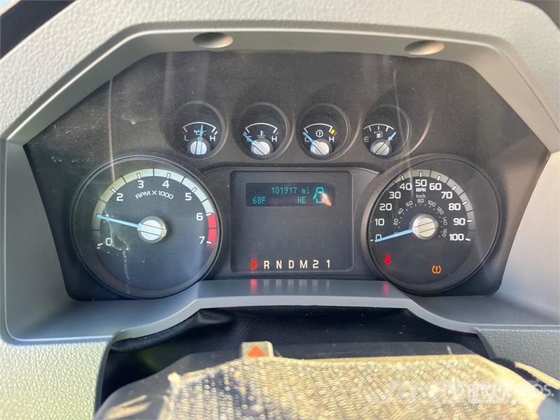 Ford F-350 XL 4x4 Crew Cab Pickup Outros
