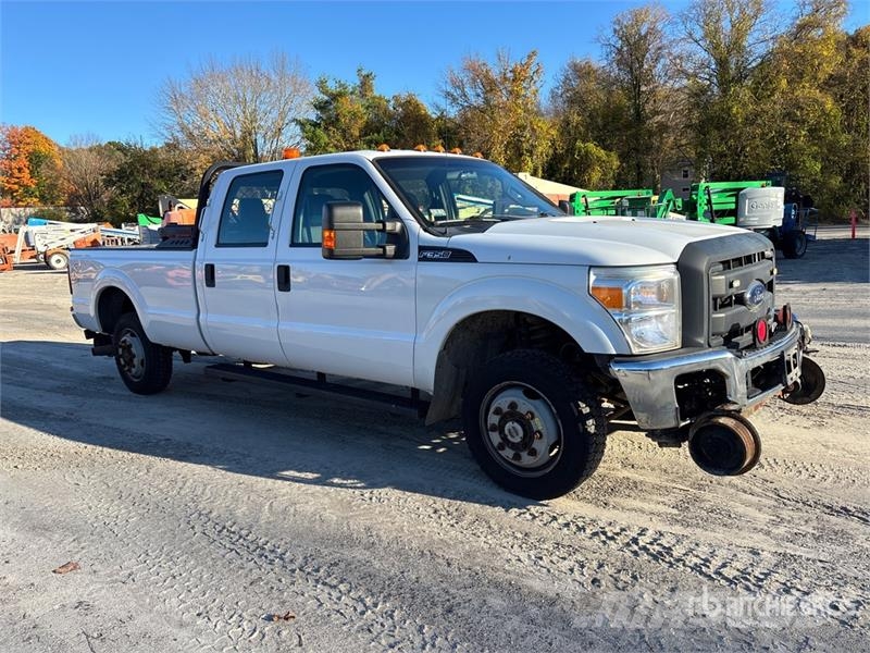 Ford F-350 XL 4x4 Crew Cab Pickup Outros