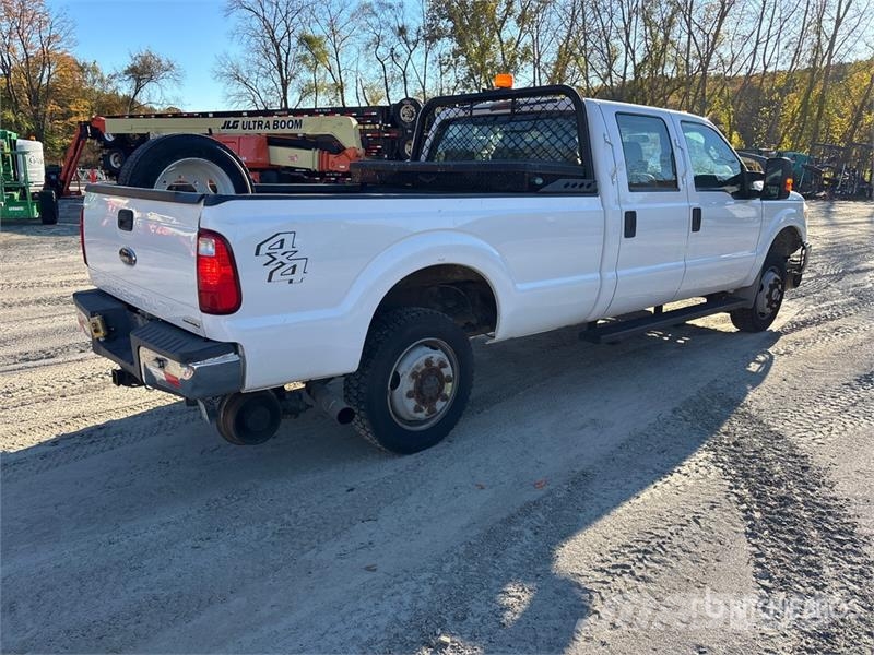 Ford F-350 XL 4x4 Crew Cab Pickup Outros