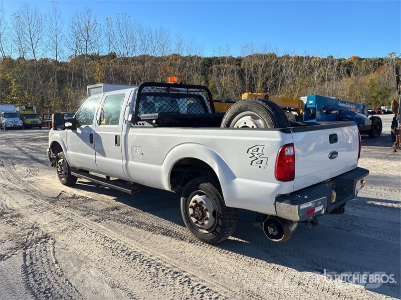 Ford F-350 XL 4x4 Crew Cab Pickup Outros