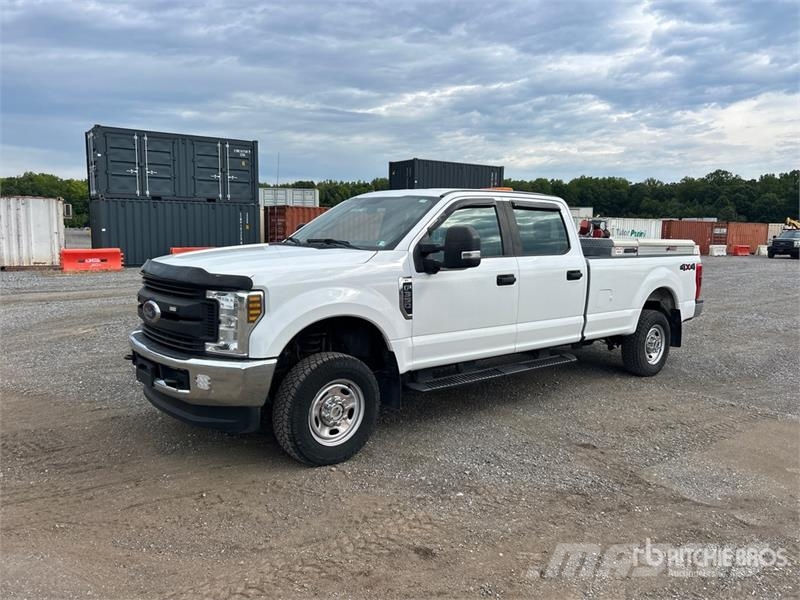 Ford F-350 XL 4x4 Crew Cab Pickup Ostalo