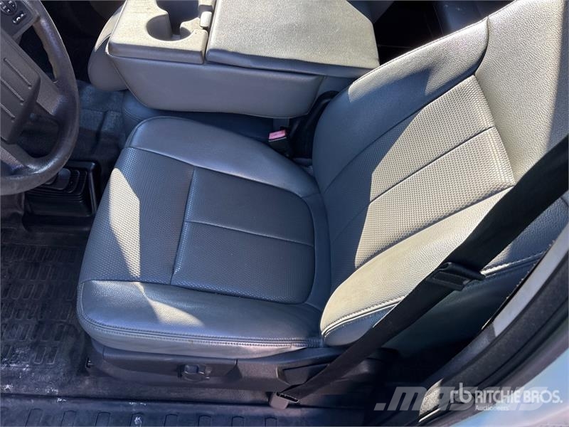 Ford F-350 XL 4x4 Crew Cab Pickup Outros