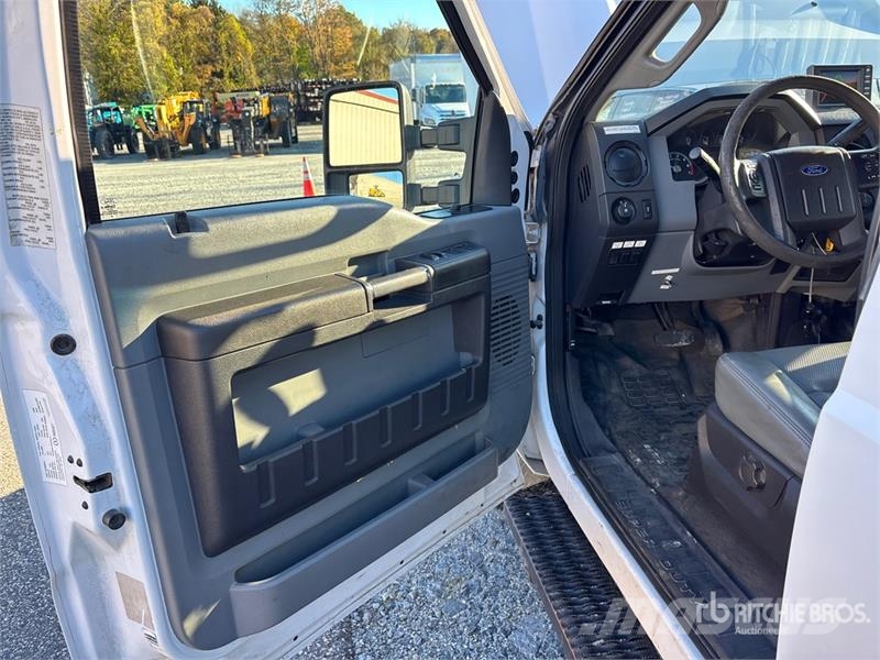 Ford F-350 XL 4x4 Crew Cab Pickup Outros