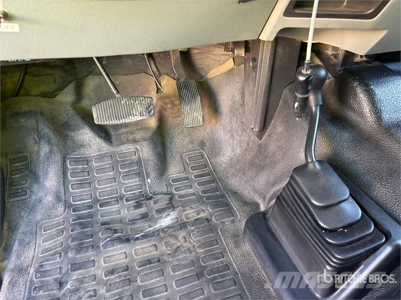Ford F-350 XL 4x4 Crew Cab Pickup Outros