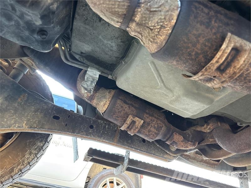 Ford F-350 XL 4x4 Crew Cab Pickup Outros