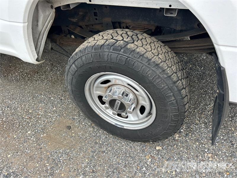 Ford F-350 XL 4x4 Crew Cab Pickup Ostalo
