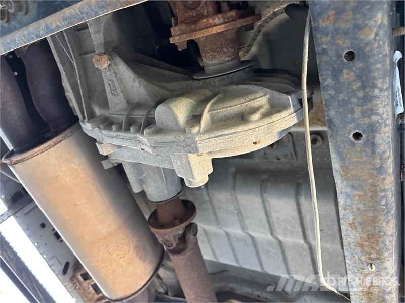 Ford F-350 XL 4x4 Crew Cab Pickup Outros