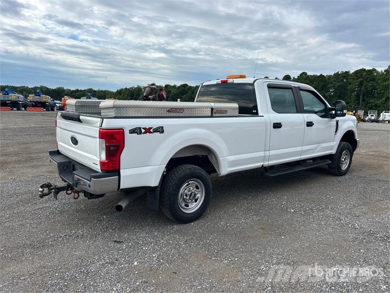 Ford F-350 XL 4x4 Crew Cab Pickup Ostalo