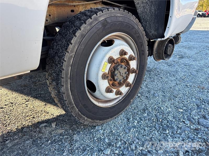 Ford F-350 XL 4x4 Crew Cab Pickup Outros