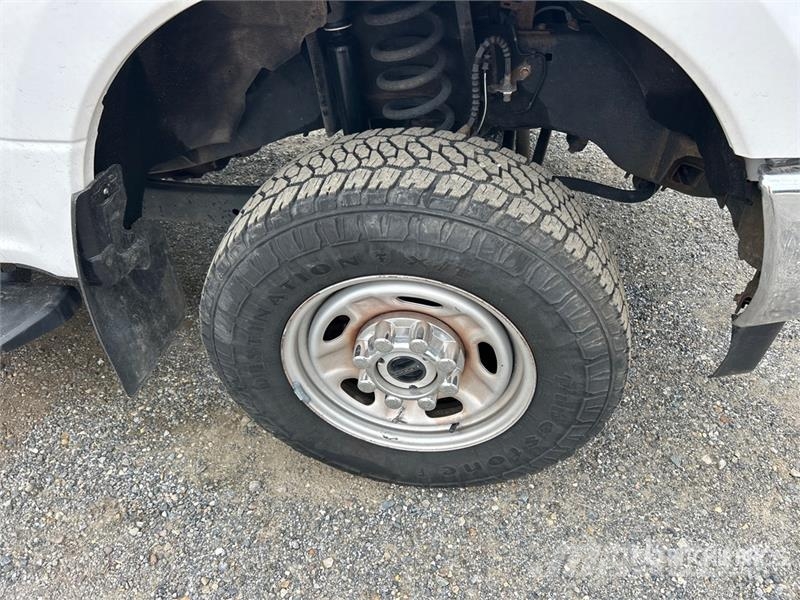 Ford F-350 XL 4x4 Crew Cab Pickup Ostalo