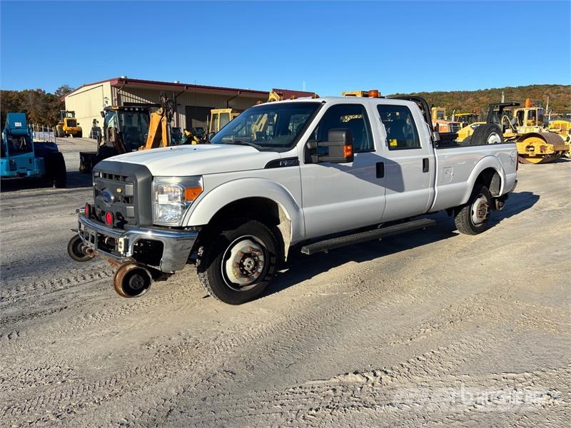 Ford F-350 XL 4x4 Crew Cab Pickup Outros