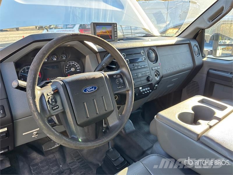 Ford F-350 XL 4x4 Crew Cab Pickup Outros