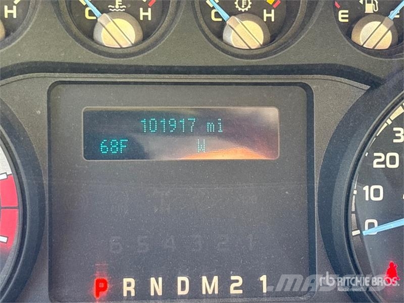 Ford F-350 XL 4x4 Crew Cab Pickup Outros