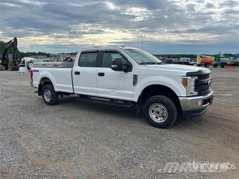 Ford F-350 XL 4x4 Crew Cab Pickup Ostalo
