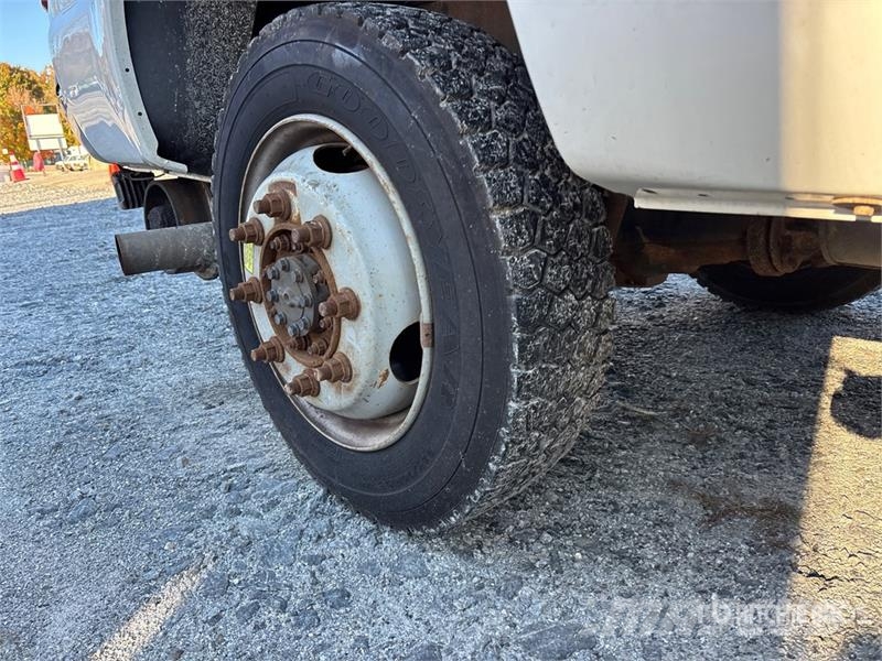 Ford F-350 XL 4x4 Crew Cab Pickup Outros