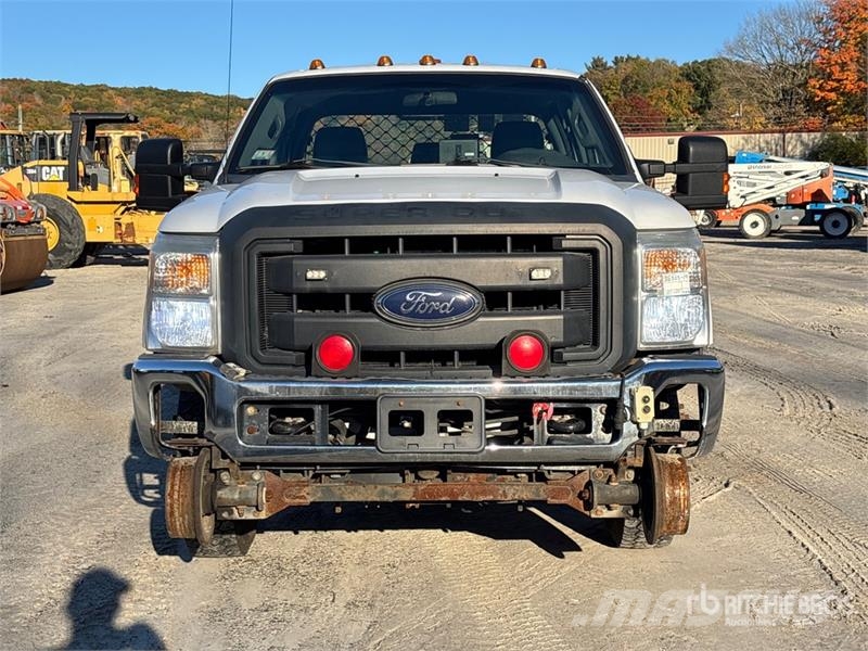 Ford F-350 XL 4x4 Crew Cab Pickup Outros