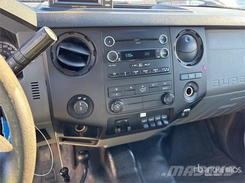 Ford F-350 XL 4x4 Crew Cab Pickup Outros