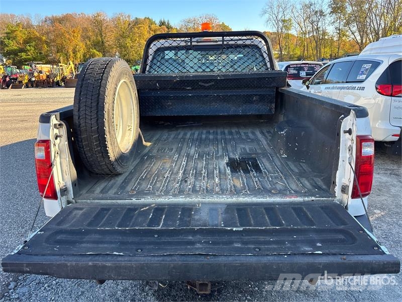 Ford F-350 XL 4x4 Crew Cab Pickup Outros