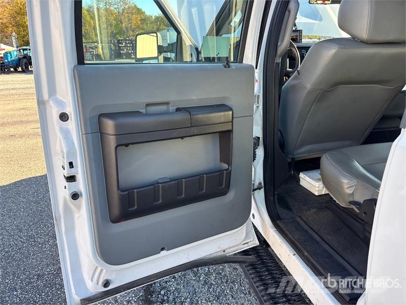 Ford F-350 XL 4x4 Crew Cab Pickup Outros
