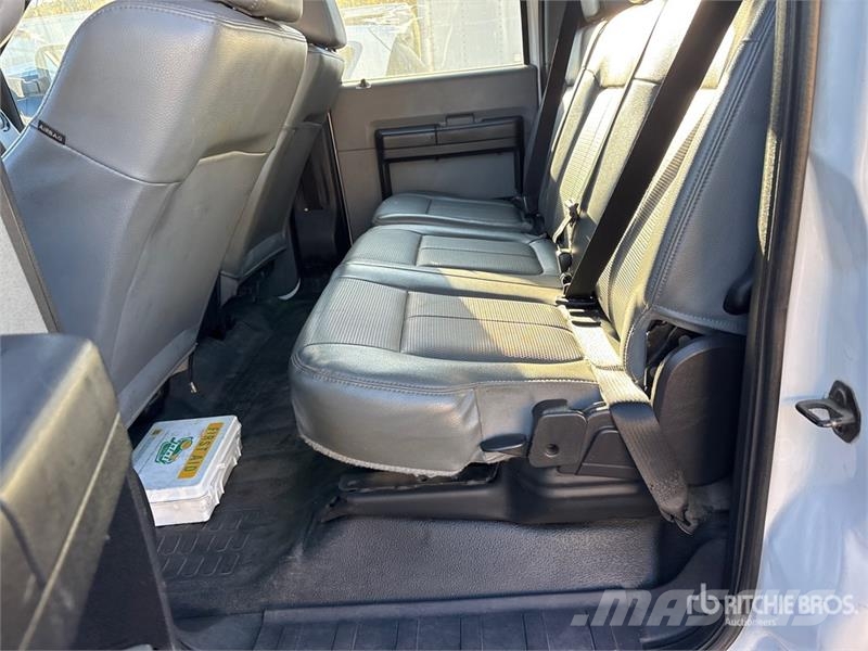 Ford F-350 XL 4x4 Crew Cab Pickup Outros