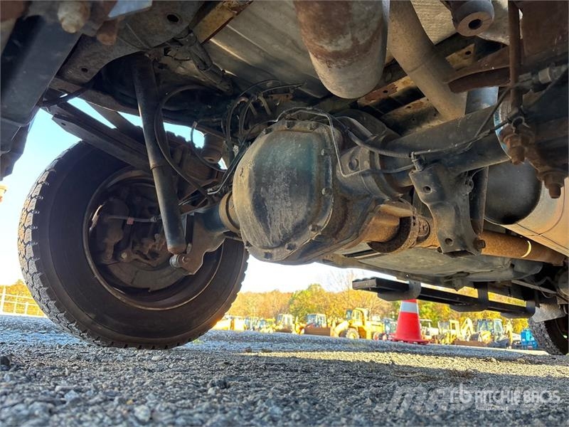 Ford F-350 XL 4x4 Crew Cab Pickup Outros