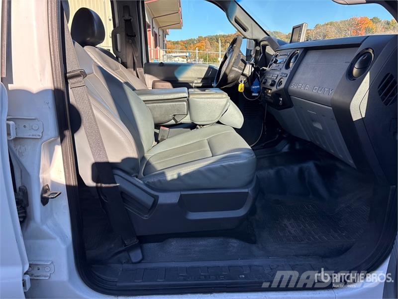 Ford F-350 XL 4x4 Crew Cab Pickup Outros