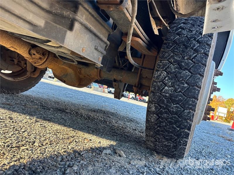 Ford F-350 XL 4x4 Crew Cab Pickup Outros