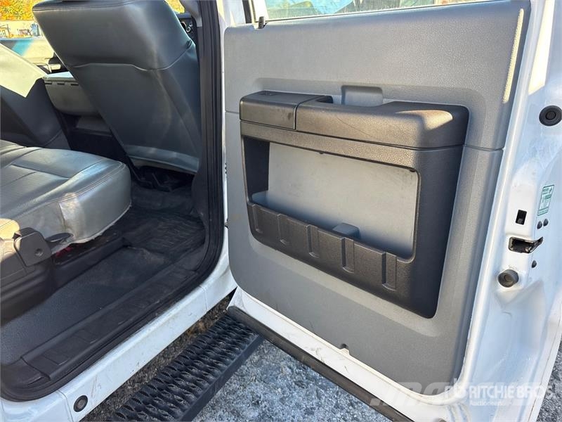 Ford F-350 XL 4x4 Crew Cab Pickup Outros