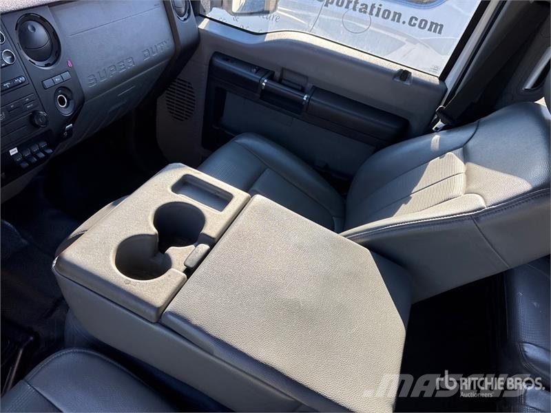 Ford F-350 XL 4x4 Crew Cab Pickup Outros