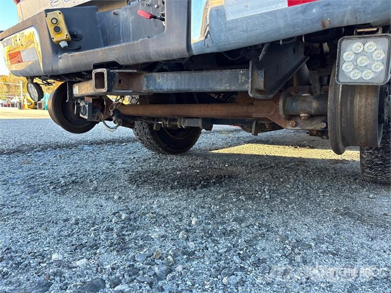 Ford F-350 XL 4x4 Crew Cab Pickup Outros