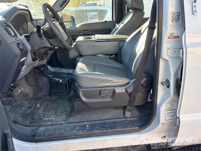 Ford F-350 XL 4x4 Crew Cab Pickup Outros