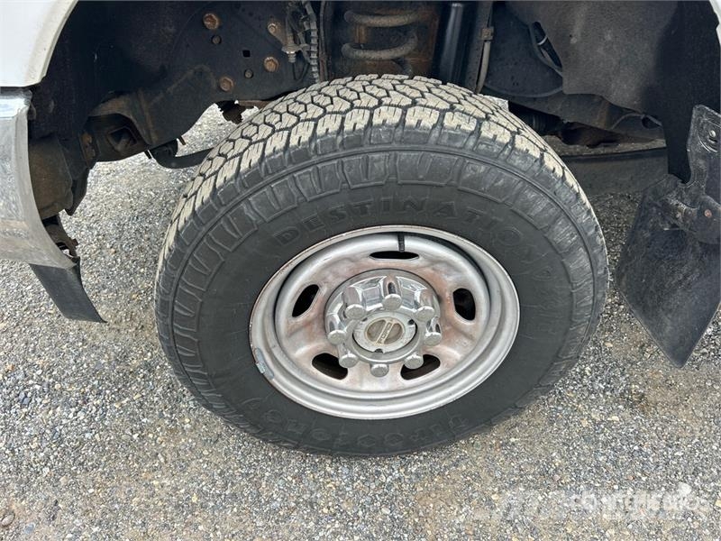 Ford F-350 XL 4x4 Crew Cab Pickup Ostalo