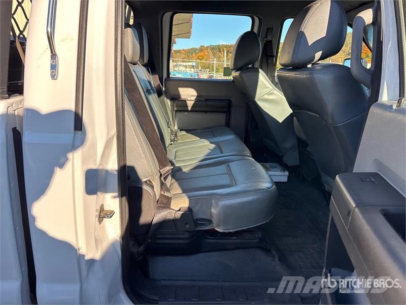 Ford F-350 XL 4x4 Crew Cab Pickup Outros