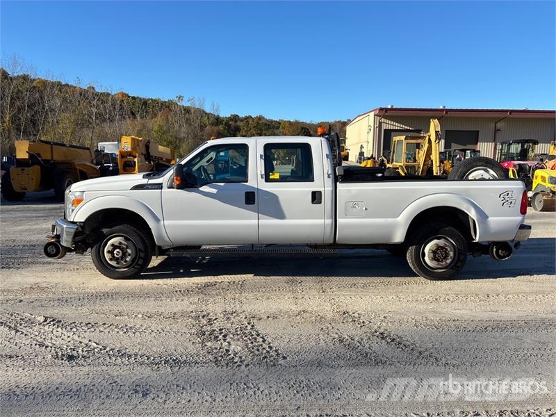 Ford F-350 XL 4x4 Crew Cab Pickup Outros